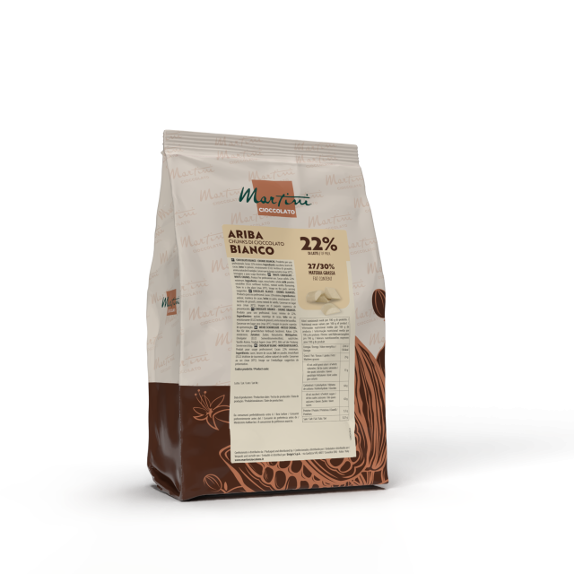 Bolsa de trozos de chocolate blanco Martini Ariba, 22% de leche, grasa 27/30%, sobre fondo blanco.