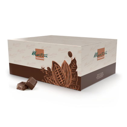 Caja crema y marrón de Martini Cioccolato con gráficos de vainas de cacao, junto a dos cuadrados de chocolate con leche.