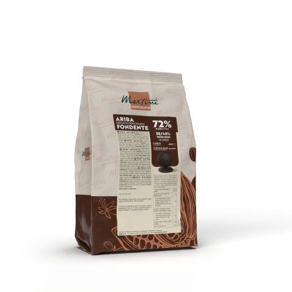 Bolsa de discos de chocolate negro Martini Ariba Fondente 72% sobre fondo blanco