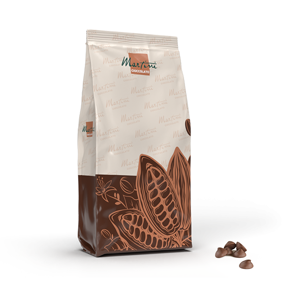 Bolsa de Martini Cioccolato con ilustraciones de vainas de cacao, junto a un pequeño montón de chispas de chocolate.