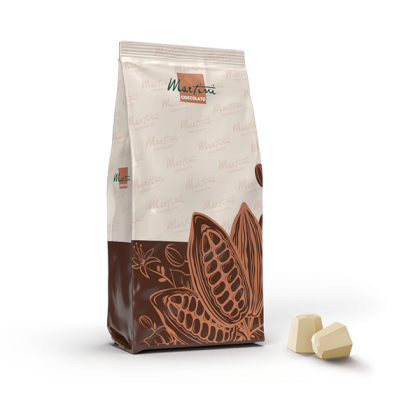Bolsa de gotas de chocolate blanco Martini Cioccolato con ilustraciones de cacao, junto a dos trozos de chocolate bla...