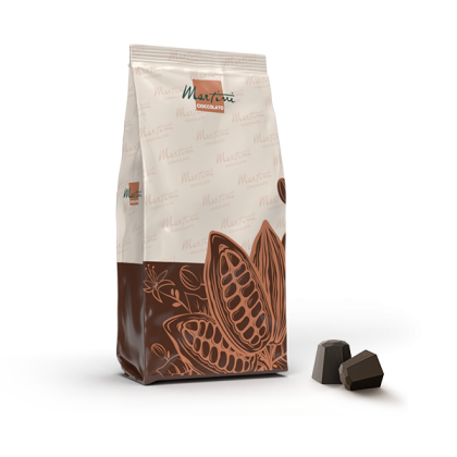 Envase crema y marrón de Martini Cioccolato con ilustraciones de mazorcas de cacao, junto a dos chocolates negros
