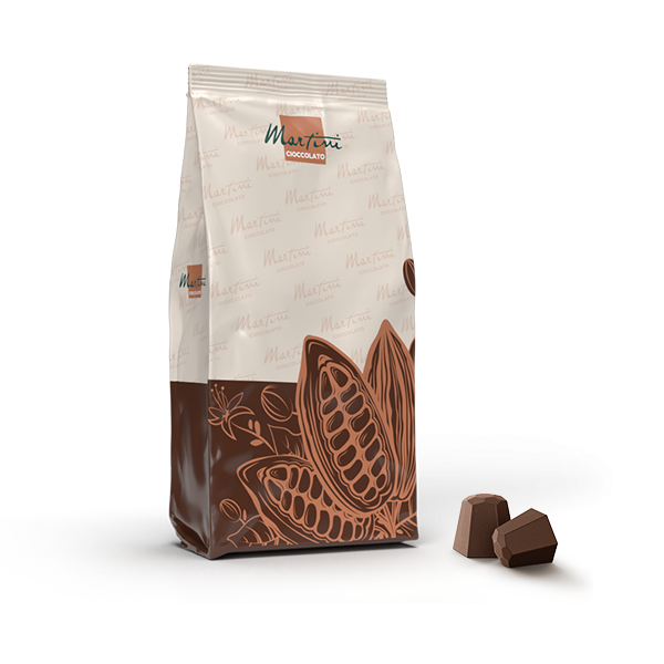 Bolsa de chocolate Martini Cioccolato con diseño de vaina de cacao, junto a dos bombones, fondo blanco.