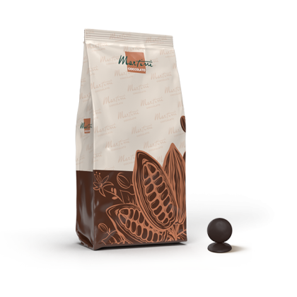 Bolsa de gotas de chocolate Martini Cioccolato con diseño de mazorca de cacao, junto a una gota sobre fondo blanco.