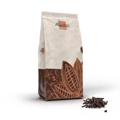 Bolsa de pie de chocolate de la marca Martini Cioccolato con gráficos de vainas de cacao, junto a virutas de chocolate.