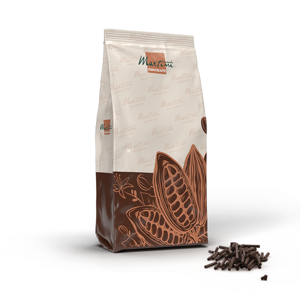 Bolsa de pie de chocolate de la marca Martini Cioccolato con gráficos de vainas de cacao, junto a virutas de chocolate.
