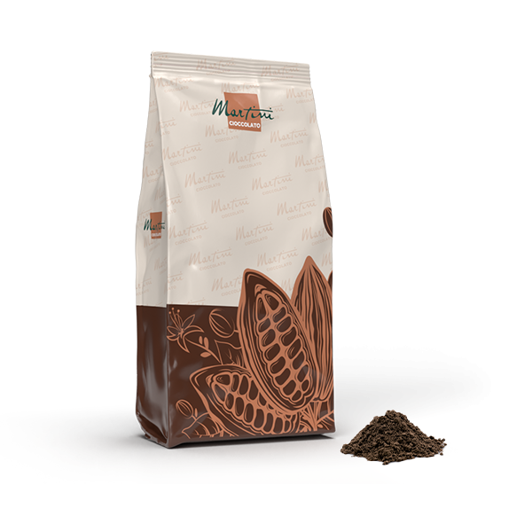 Bolsa de cacao en polvo Martini Cioccolato con ilustración de una mazorca de cacao, junto a un pequeño montón de caca...