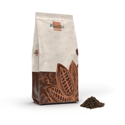 Bolsa de cacao en polvo Martini Cioccolato con ilustración de una mazorca de cacao, junto a un pequeño montón de caca...