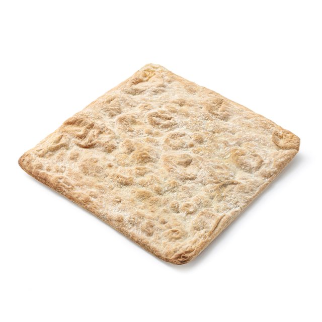 Pan plano cuadrado con corteza marcada y enharinada sobre fondo blanco