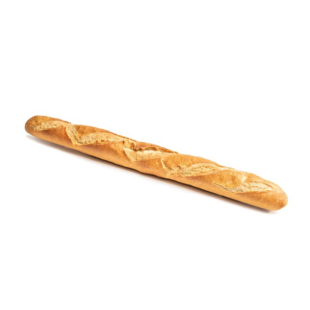 Una baguette francesa con corteza dorada y cortes diagonales, colocada en diagonal sobre fondo blanco