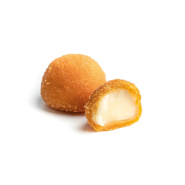 Dos bolas de queso fritas y doradas, una entera y otra cortada mostrando el relleno fundido, fondo blanco