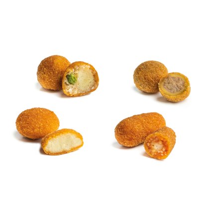 Cuatro croquetas empanadas y fritas, enteras y cortadas por la mitad, con rellenos de queso, carne y salsa de tomate.