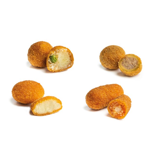 Cuatro croquetas empanadas y fritas, enteras y cortadas por la mitad, con rellenos de queso, carne y salsa de tomate.