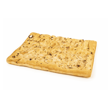 Pan plano rectangular cubierto con cebollas caramelizadas, sobre fondo blanco.