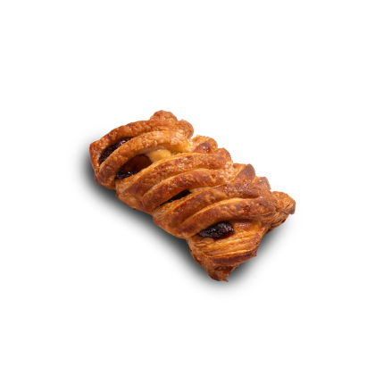 trenza de hojaldre dorada con relleno de frutas oscuras asomando, fondo blanco