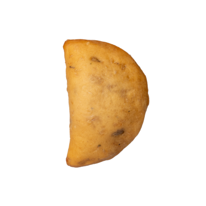 pastel frito en forma de media luna dorada o samosa sobre fondo blanco