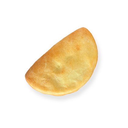 Empanada horneada dorada con borde decorado, aislada sobre fondo blanco.