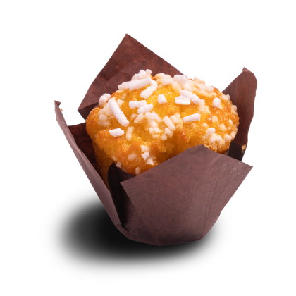 Muffin dorado cubierto con perlas de azúcar blanco, envuelto en molde tulipán marrón, sobre fondo blanco.