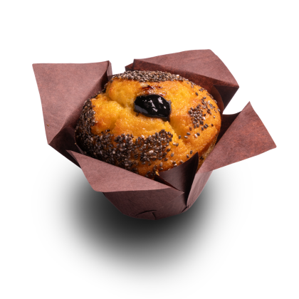 Muffin dorado con bordes de chía y un toque de mermelada oscura, envuelto en papel marrón, fondo blanco