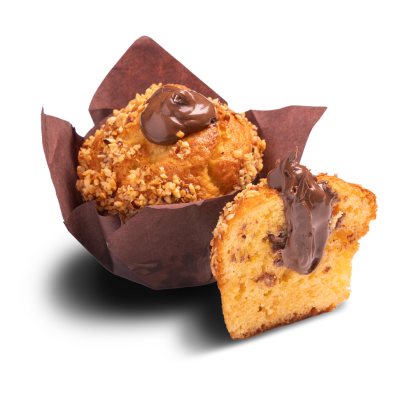 Muffin con costra de avellana envuelto en papel marrón, cubierto con crema de chocolate y avellana, junto a una reban...