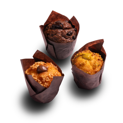 Tres muffins en moldes de papel marrón: chispas de chocolate, caramelo con chocolate y pistacho, fondo blanco