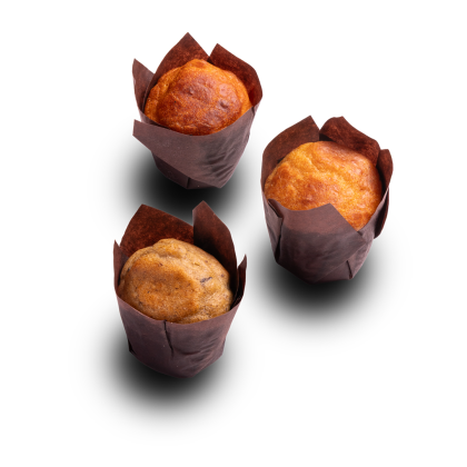 Tres muffins en moldes de papel tulipa marrón, sobre fondo blanco, dos dorados y uno más oscuro.