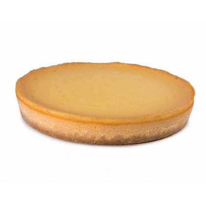 Tarta de queso horneada redonda con costra dorada y relleno amarillo pálido liso, sobre fondo blanco.