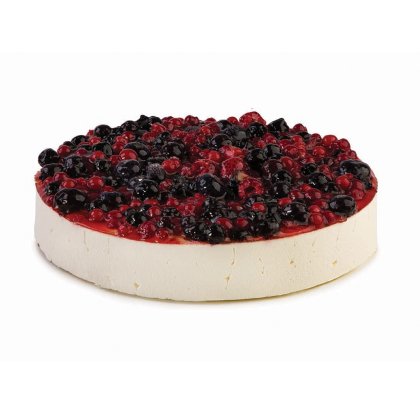 Tarta de queso redonda con mezcla de bayas, incluyendo grosella roja, frambuesa y arándano, fondo blanco