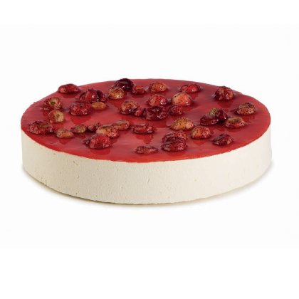 Tarta de queso redonda con glaseado rojo brillante y frutos rojos mixtos, con corte visible, fondo blanco