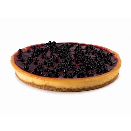 Tarta de queso redonda de arándanos con base dorada, cubierta de compota brillante de frutos rojos oscuros, fondo blanco