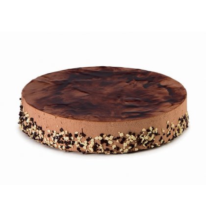Pastel redondo de mousse de chocolate con ganache marmoleado y bordes cubiertos de crumble de chocolate y frutos secos