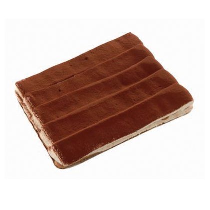 Porción rectangular de tiramisú con cacao en polvo en rayas horizontales, relleno cremoso, fondo blanco
