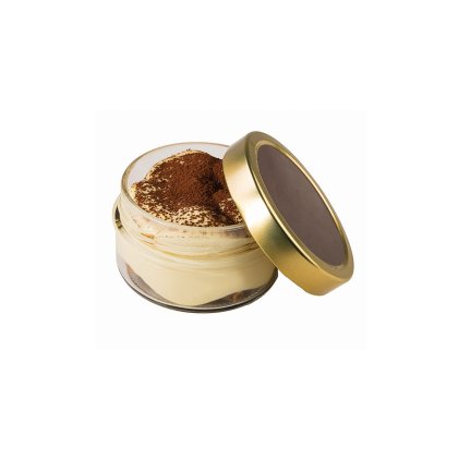 Tarro de cristal abierto con tiramisú espolvoreado con cacao en polvo, tapa dorada apoyada al lado, fondo blanco.