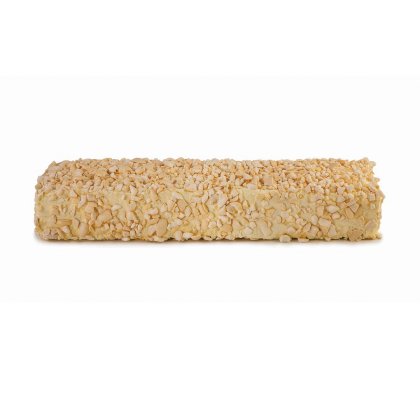Barra de turrón rectangular cubierta con almendras trituradas, sobre fondo blanco liso.