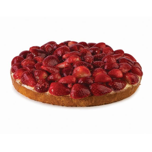 Tarta redonda de masa dorada cubierta con fresas enteras glaseadas y brillantes, fondo blanco