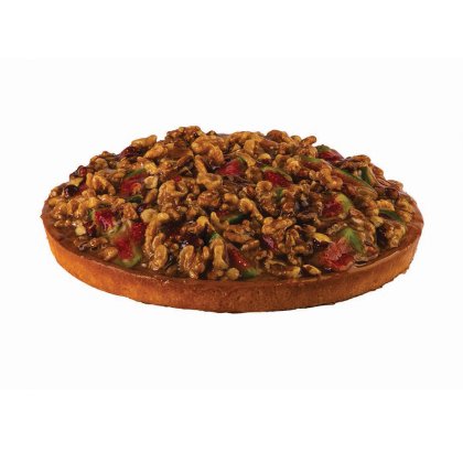 Tarta redonda con nueces garrapiñadas, fresa laminada y kiwi glaseados en caramelo, sobre fondo blanco.