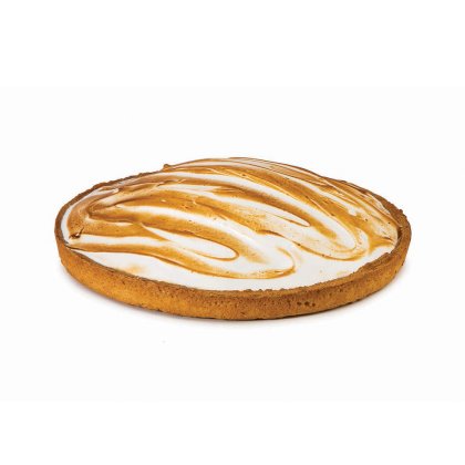 tarta redonda con base dorada cubierta de merengue arremolinado soplete, fondo blanco