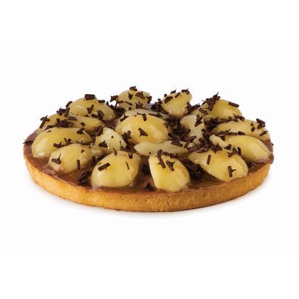 Tarta redonda con base caramelizada, láminas de pera glaseada encima y virutas de chocolate.