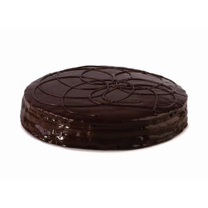 Tarta redonda con glaseado de chocolate y patrón decorativo en espiral encima, fondo blanco