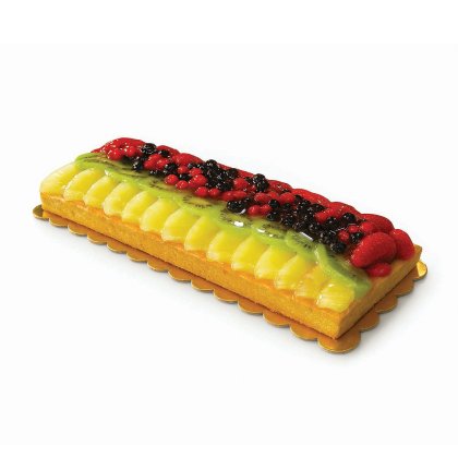 Tarta de frutas rectangular con mango y kiwi en rodajas, frutos rojos glaseados y fresas, sobre base dorada de cartón.