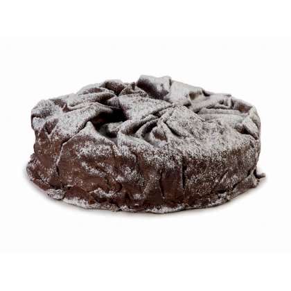 Pastel de chocolate redondo con superficie de chocolate negro agrietada, espolvoreado con azúcar glas, sobre fondo bl...