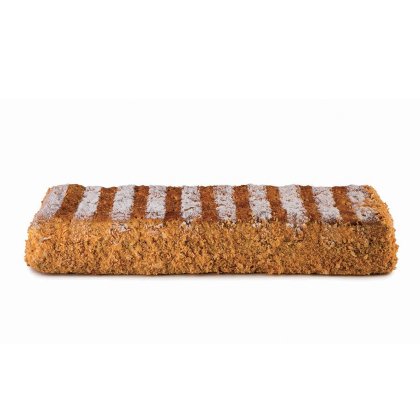 Barra de pastelería rectangular empanizada con líneas de azúcar glas encima, fondo blanco