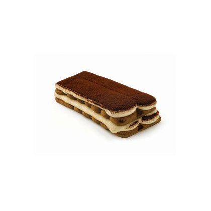 Porción rectangular de tiramisú con capas de bizcochos y crema, espolvoreada con cacao, sobre fondo blanco.