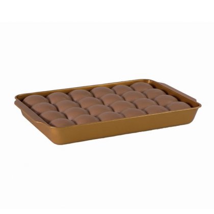 Bandeja rectangular dorada con filas de panecillos redondos, sobre fondo blanco