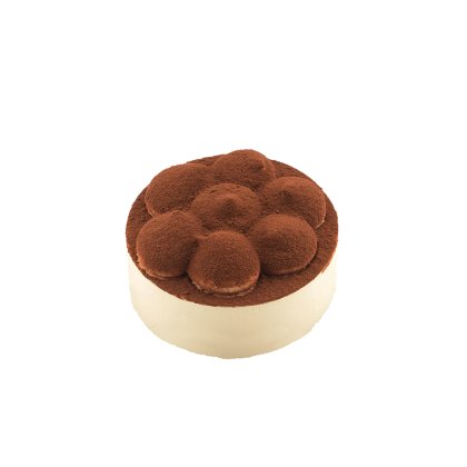 Tarta de tiramisú redonda con laterales color crema, cubierta con montículos de cacao en polvo en forma de flor