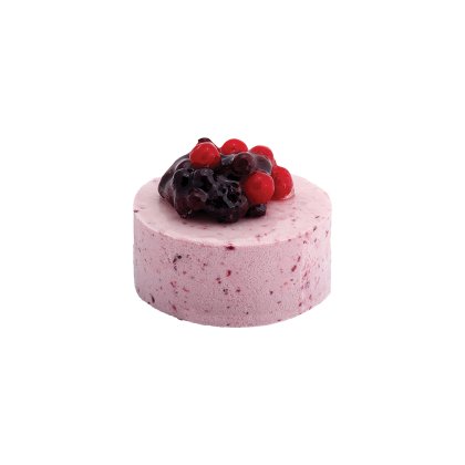 Tarta mousse redonda con exterior moteado de bayas rosadas, decorada con bayas mixtas glaseadas, incluyendo grosellas...