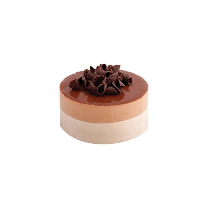 Tarta redonda de mousse de chocolate en capas con glaseado brillante, decorada con virutas de chocolate negro