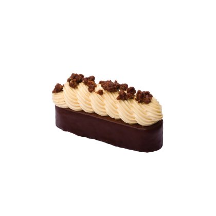 Pastel rectangular con base de chocolate negro, crema de caramelo decorada y trozos crujientes de praliné