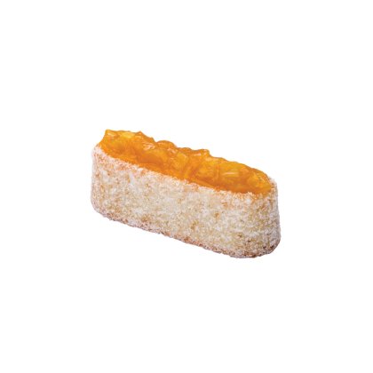 Bizcocho alargado cubierto de azúcar glas, con una capa de mermelada de naranja, sobre fondo blanco.