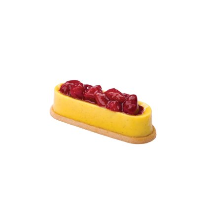 Tarta alargada con relleno de crema pastelera amarilla brillante sobre base quebrada, cubierta con frambuesas rojas g...